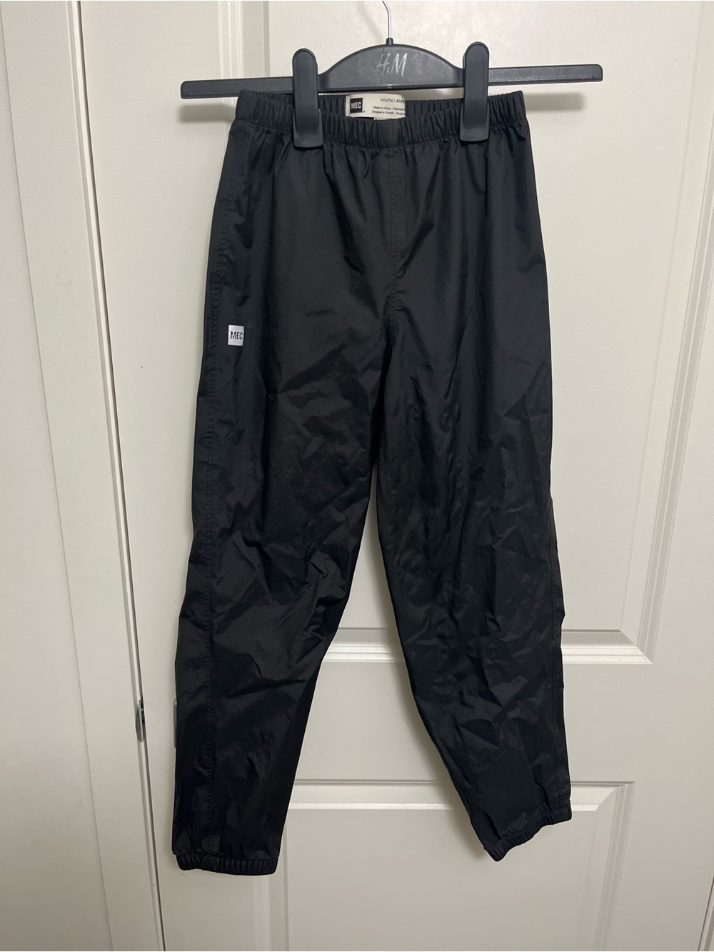 MEC Youth Black Rain Pants in size 10 (9-10 y.o.).